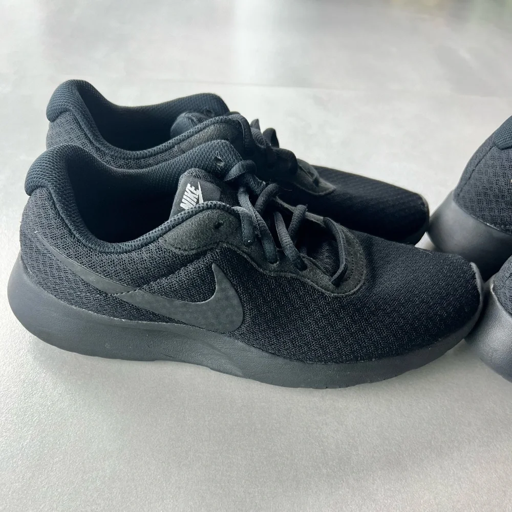 Bundle of 2 NIKE Tanjun Black Gold sneakers athletic size 7 running gym trainers - Picture 6 of 11